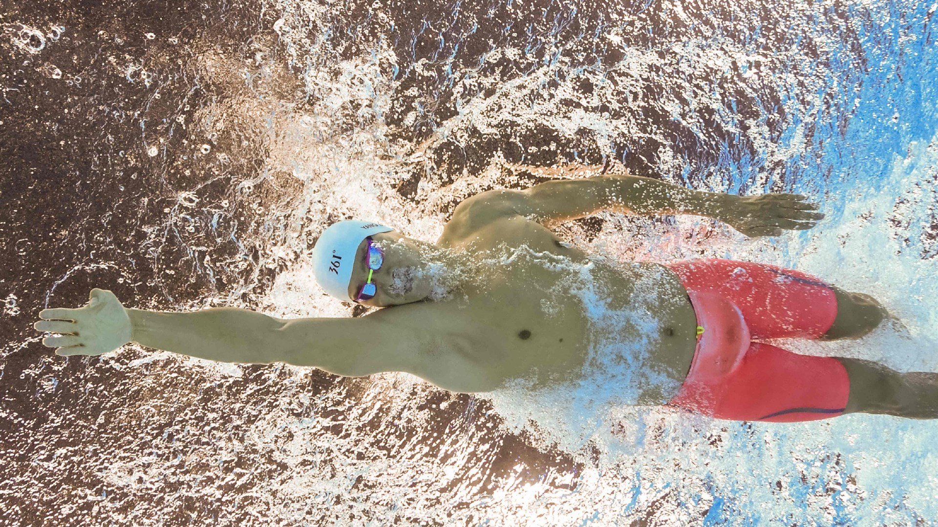 街道是赛道,城市是主场,当斯通斯在霓虹与沥青的交界处刷新极限